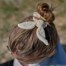 Bunny ear Scrunchie gaze pois or écru