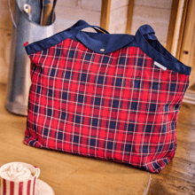 Tote bag with a zip tartan rouge