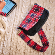 Flap of shoulder bag tartan rouge