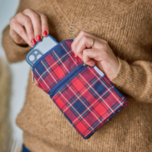 Quilted phone pocket tartan rouge