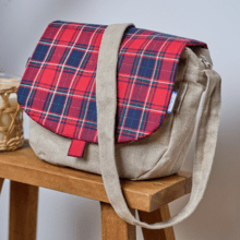 Flap of small shoulder bag tartan rouge