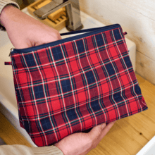 Cosmetic bag with flap tartan rouge