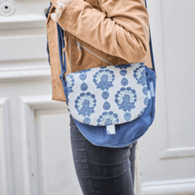 Flap of small shoulder bag lotus vert